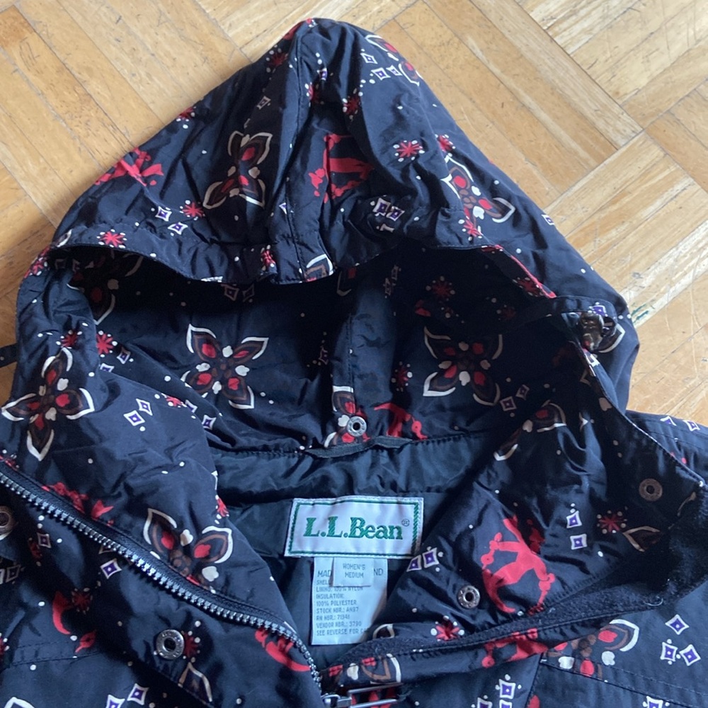 L.L.Bean women’s medium hooded jacket with 3 zip pockets, elasticized at wrist - Picture 2 of 8